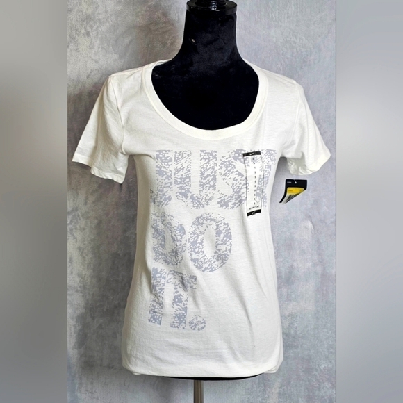 🆕 Nike Women's White Short Sleeve Just Do It Graphic Fitted Tee - Picture 1 of 6